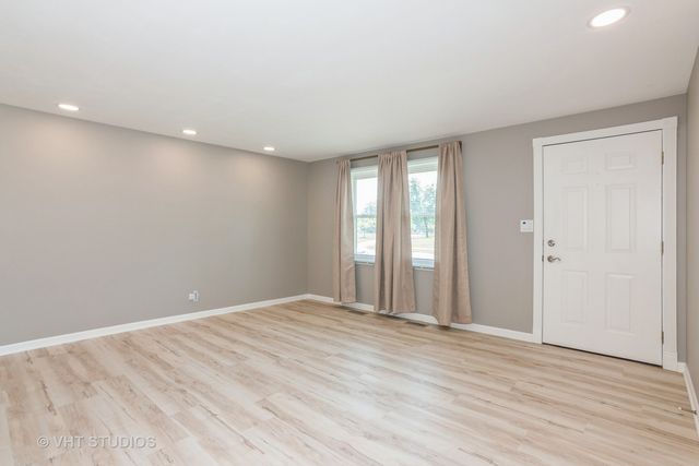 206 W Hartford Drive, Schaumburg, IL 60193