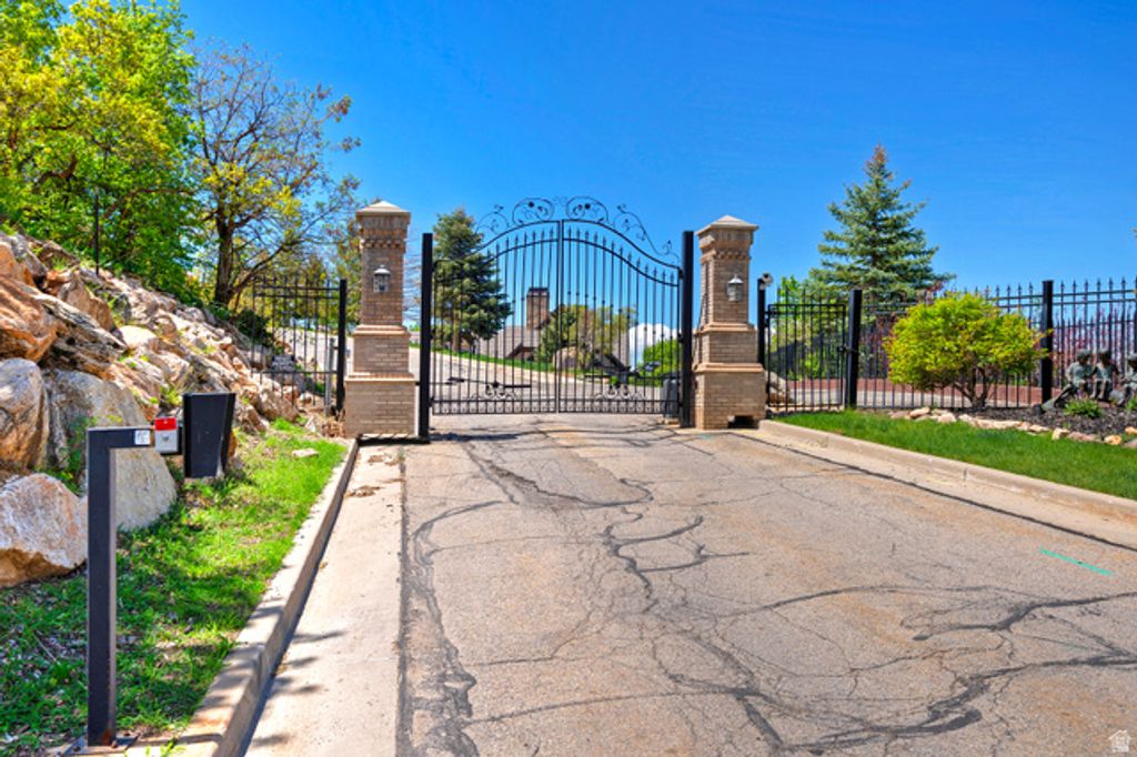 4695 S THOUSAND OAKS DR, Salt Lake City, UT 84124 — exterior
