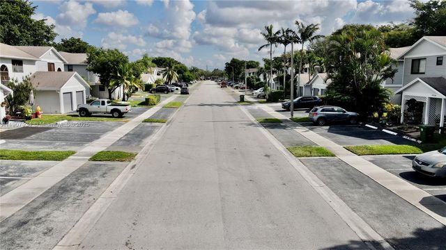 10554 NW 3rd St, Pembroke Pines, FL 33026