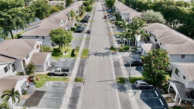 10554 NW 3rd St, Pembroke Pines, FL 33026