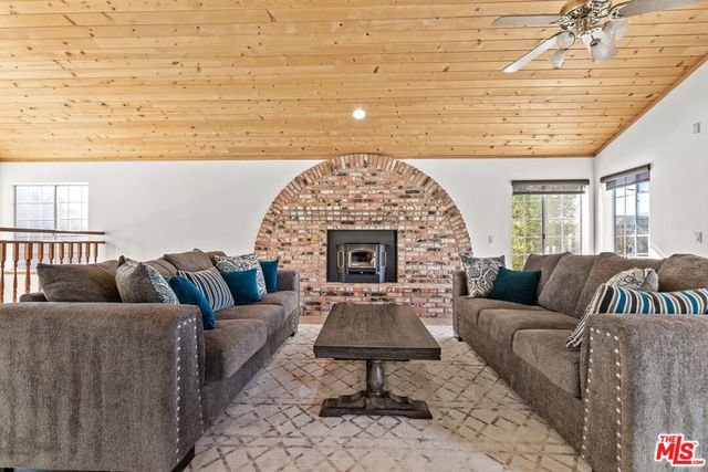 812 Glenbrook Drive, Frazier Park, CA 93225