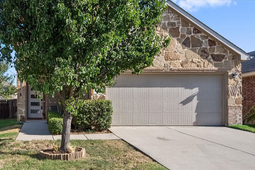8825 Deadwood Lane, Aubrey, TX 76227 — exterior