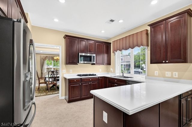 251 Longwood Ln, Franklin Twp., NJ 08873