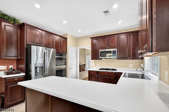 251 Longwood Ln, Franklin Twp., NJ 08873