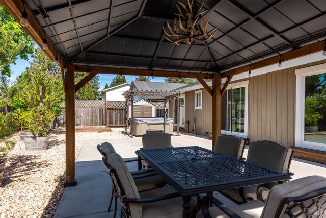 6191 Santa Clara Pl, Rohnert Park, CA 94928