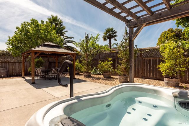 6191 Santa Clara Pl, Rohnert Park, CA 94928