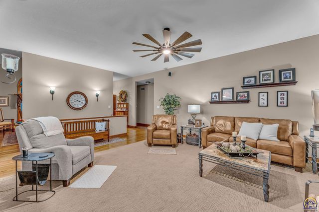 5956 SW Clarion LN, Topeka, KS 66610