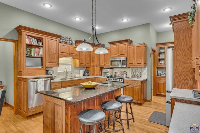 5956 SW Clarion LN, Topeka, KS 66610