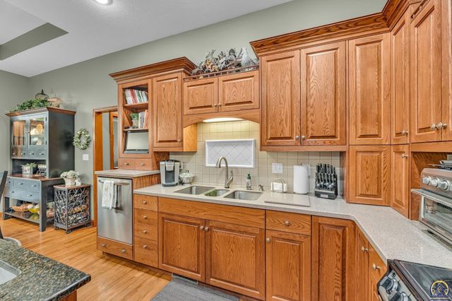 5956 SW Clarion LN, Topeka, KS 66610