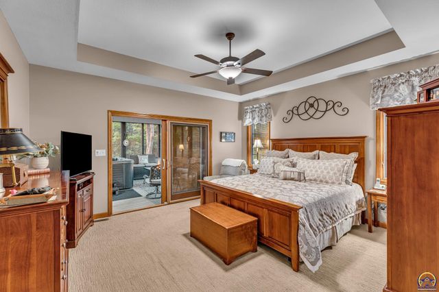 5956 SW Clarion LN, Topeka, KS 66610