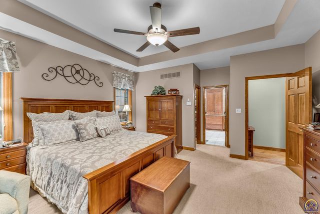 5956 SW Clarion LN, Topeka, KS 66610
