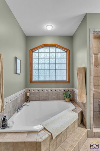 5956 SW Clarion LN, Topeka, KS 66610