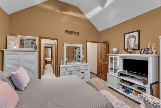 5956 SW Clarion LN, Topeka, KS 66610