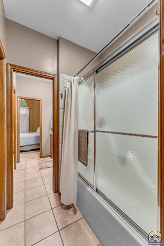5956 SW Clarion LN, Topeka, KS 66610