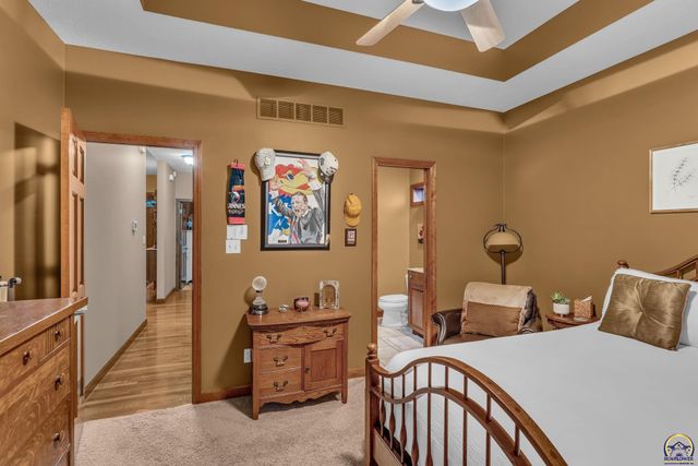 5956 SW Clarion LN, Topeka, KS 66610