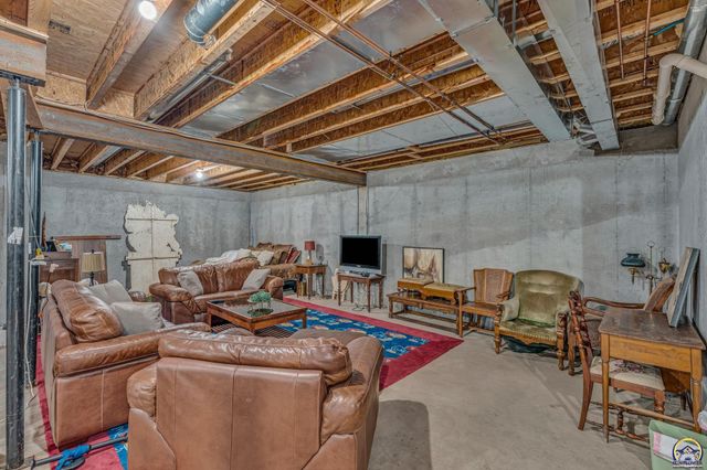 5956 SW Clarion LN, Topeka, KS 66610
