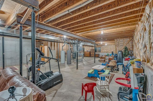 5956 SW Clarion LN, Topeka, KS 66610