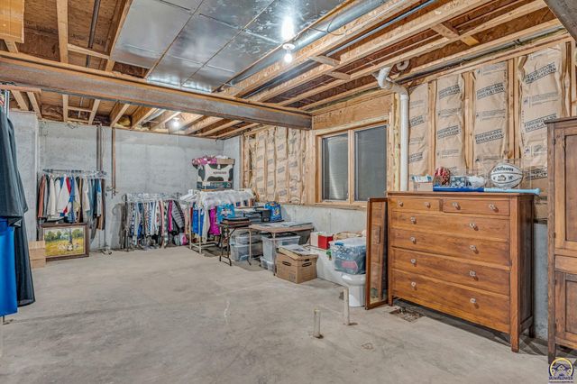 5956 SW Clarion LN, Topeka, KS 66610