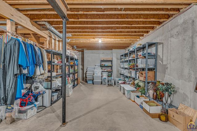 5956 SW Clarion LN, Topeka, KS 66610
