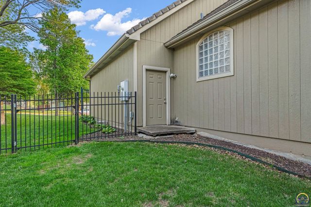 5956 SW Clarion LN, Topeka, KS 66610