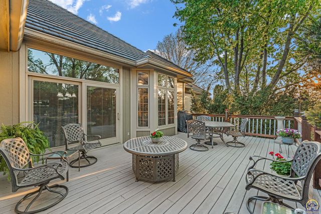 5956 SW Clarion LN, Topeka, KS 66610