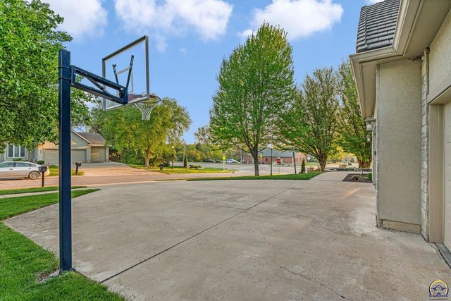 5956 SW Clarion LN, Topeka, KS 66610
