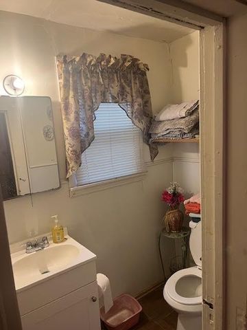 210 W Ave B, San Angelo, TX 76903