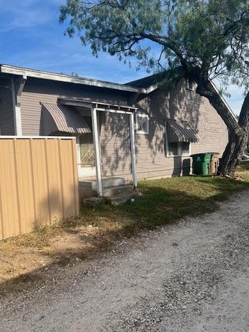 210 W Ave B, San Angelo, TX 76903