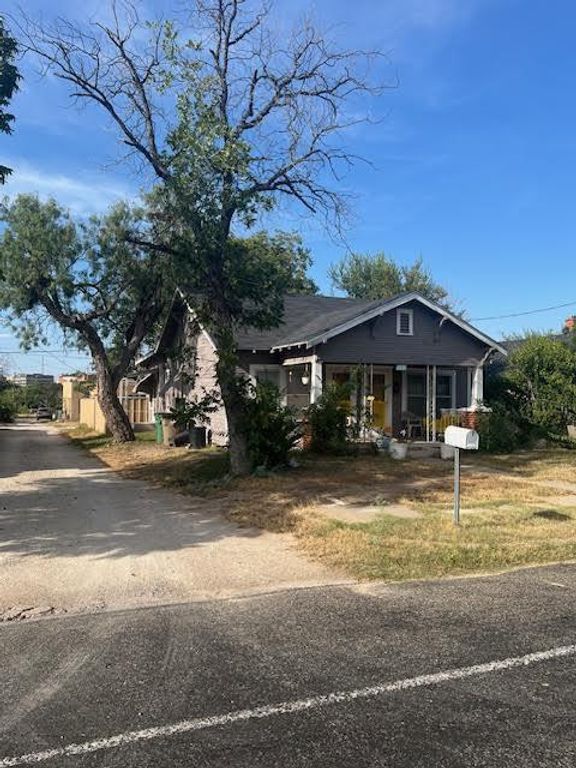 210 W Ave B, San Angelo, TX 76903
