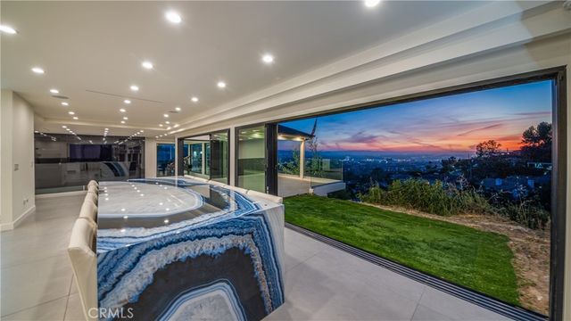 1001 Via Alta, Burbank, CA 91501
