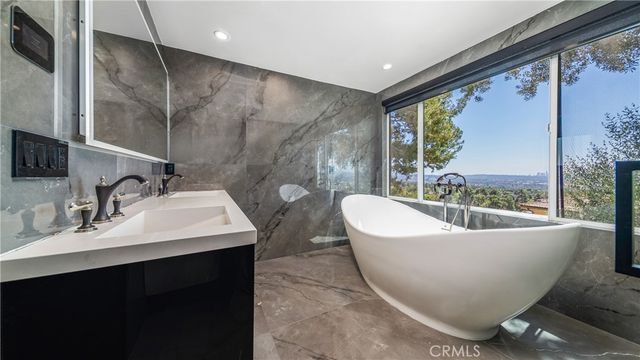 1001 Via Alta, Burbank, CA 91501