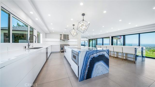 1001 Via Alta, Burbank, CA 91501