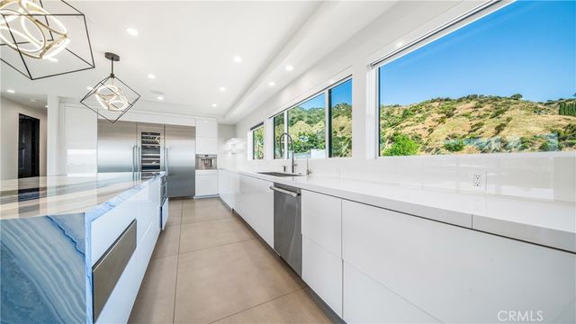 1001 Via Alta, Burbank, CA 91501