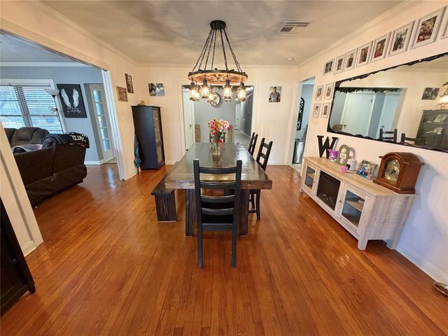 907 E Magnolia Street, Angleton, TX 77515