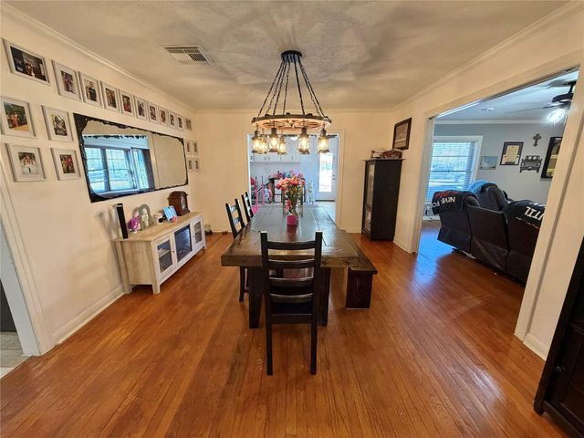 907 E Magnolia Street, Angleton, TX 77515