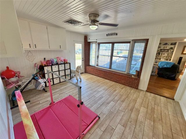 907 E Magnolia Street, Angleton, TX 77515