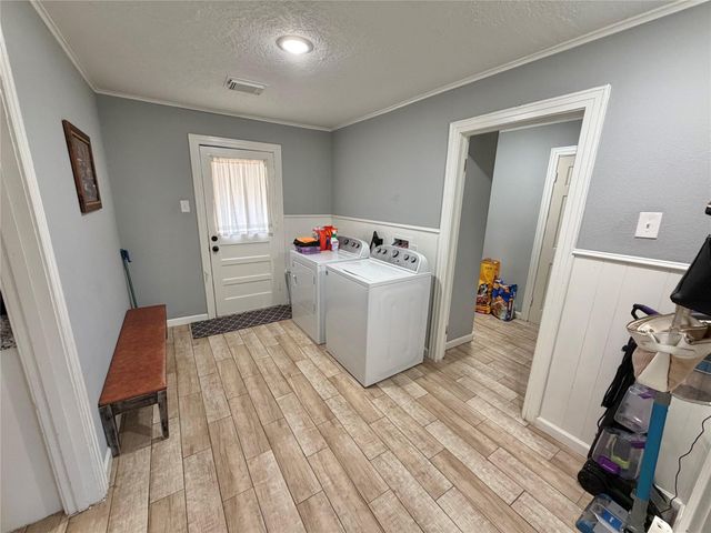 907 E Magnolia Street, Angleton, TX 77515