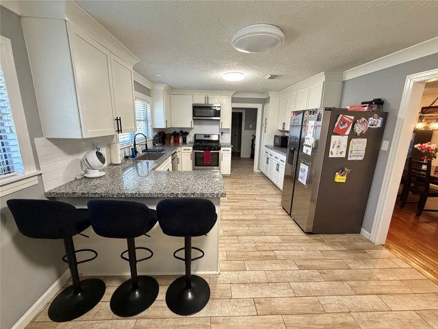 907 E Magnolia Street, Angleton, TX 77515