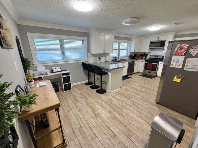 907 E Magnolia Street, Angleton, TX 77515