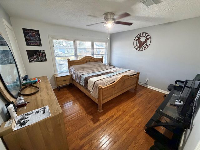 907 E Magnolia Street, Angleton, TX 77515