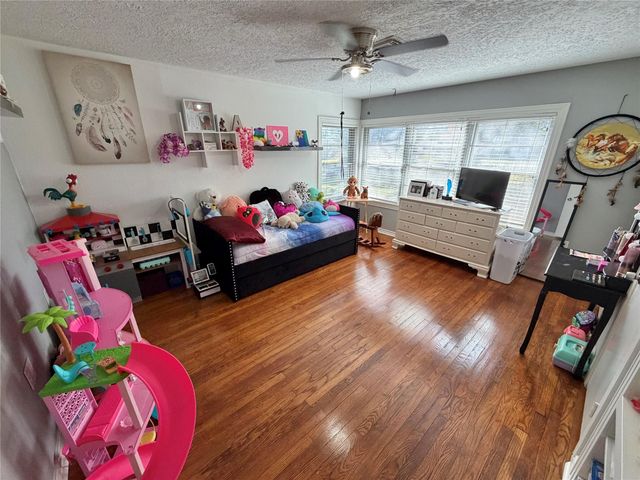 907 E Magnolia Street, Angleton, TX 77515