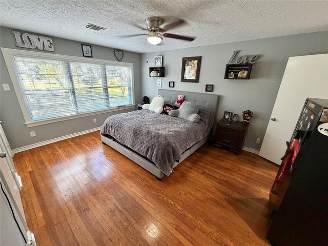 907 E Magnolia Street, Angleton, TX 77515