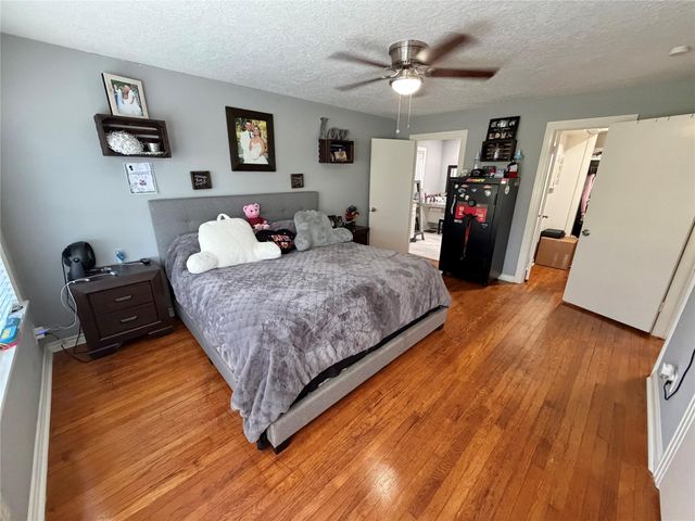 907 E Magnolia Street, Angleton, TX 77515