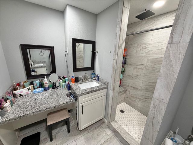 907 E Magnolia Street, Angleton, TX 77515