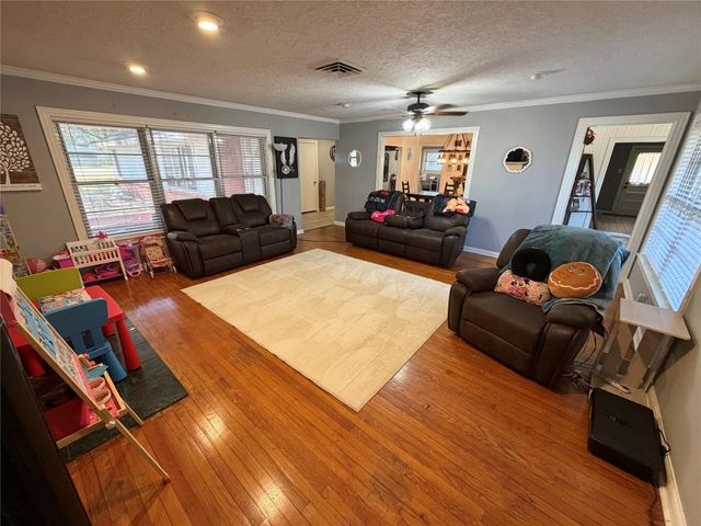 907 E Magnolia Street, Angleton, TX 77515