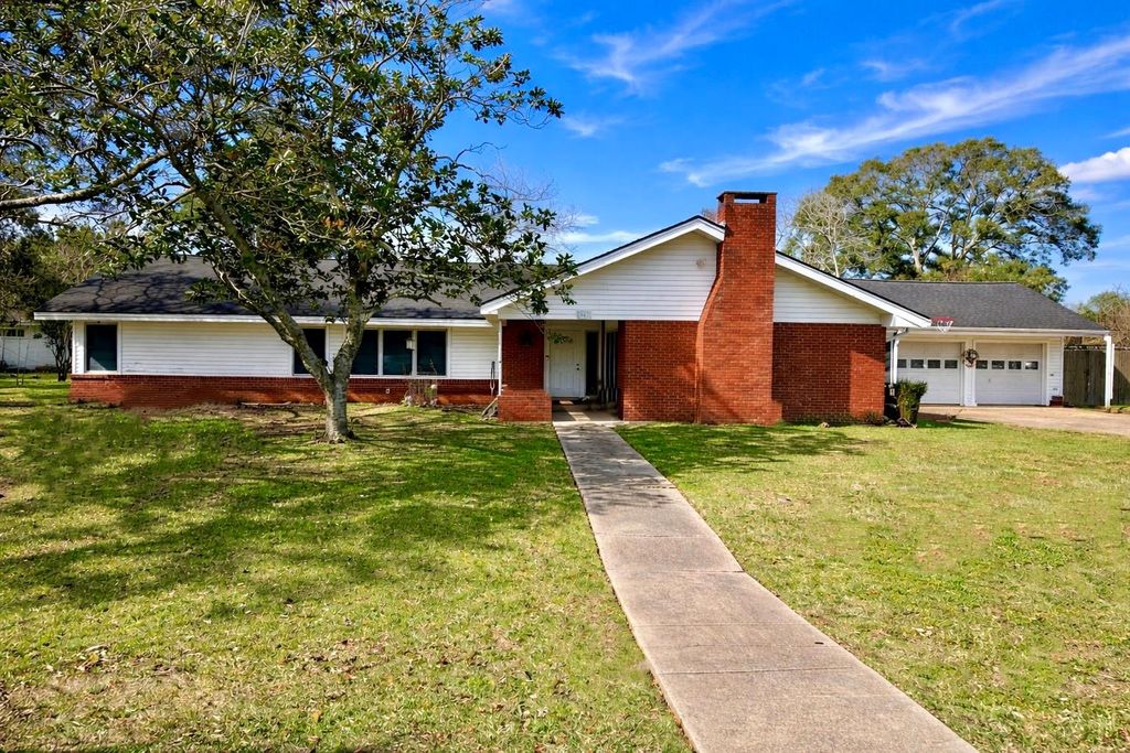 907 E Magnolia Street, Angleton, TX 77515