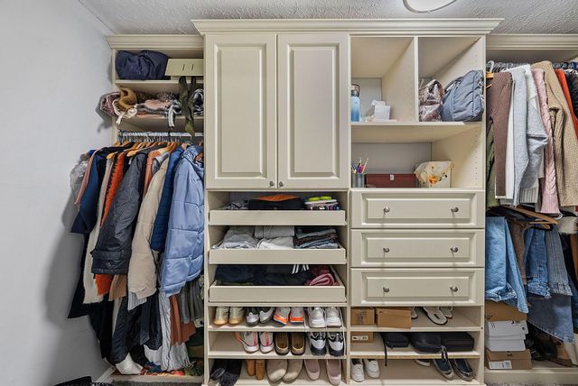 8272 Woodstream Drive, Canal Winchester, OH 43110