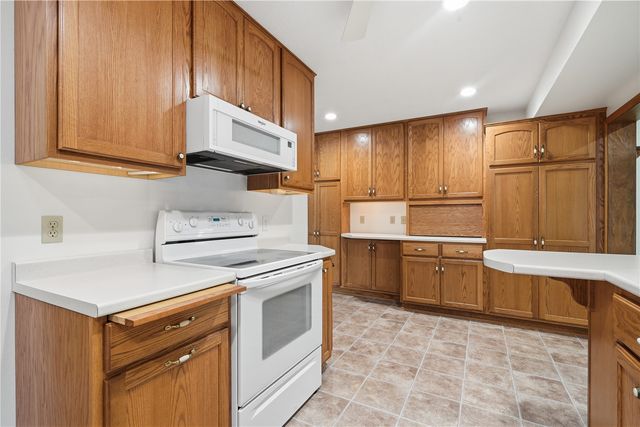 4610 Twin Pines Dr NE, Cedar Rapids, IA 52402