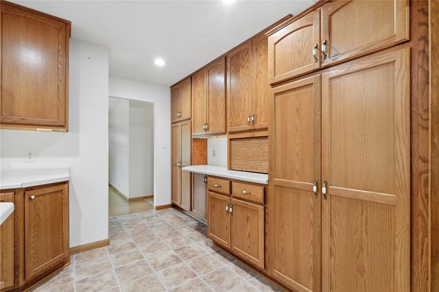 4610 Twin Pines Dr NE, Cedar Rapids, IA 52402