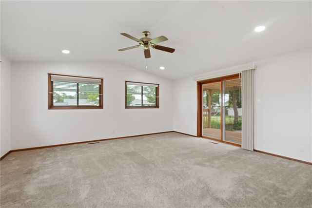 4610 Twin Pines Dr NE, Cedar Rapids, IA 52402